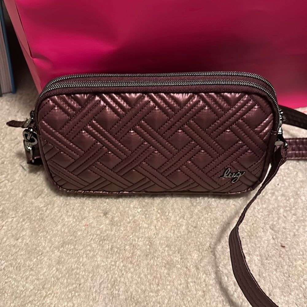 Lug crossbody